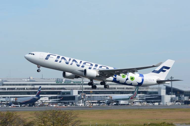 Finnair afasta até 650 tripulantes após Rússia fechar espaço aéreo