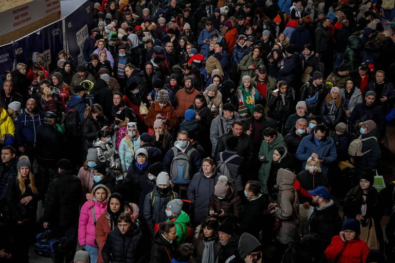 Pessoas esperando para evacuação de Kiev, após invasão russa