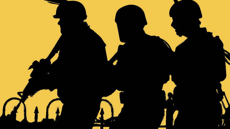 Ilustração representando sombras de três soldados de perfil armados 
