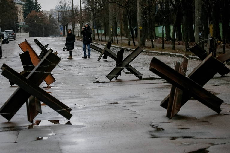 Construções antitanque são vistas em Kiev