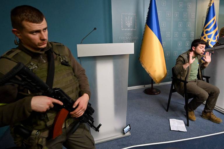 O presidente ucraniano Volodymyr Zelensky gesticula durante sua coletiva de imprensa em Kiev