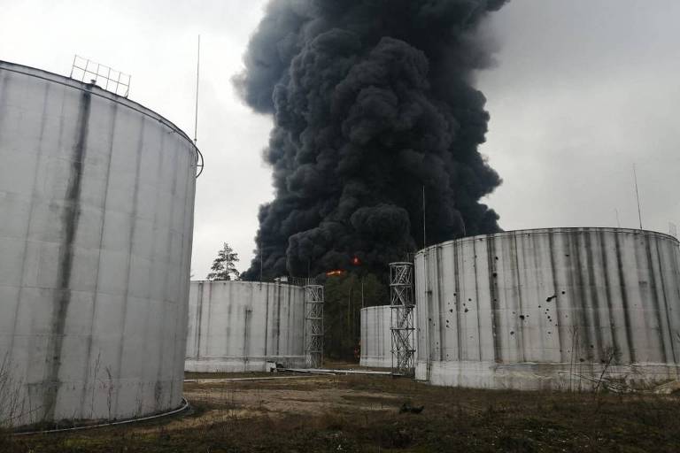 Foto divulgada pelo Serviço de Emergência do Estado da Ucrânia mostra fumaça subindo de um depósito de petróleo, que se diz ter sido atingido por bombardeios, em Chernihiv