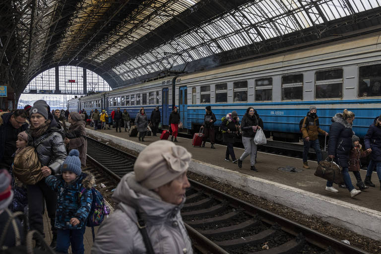 Movimentação de refugiados em estação de trem em Lviv
