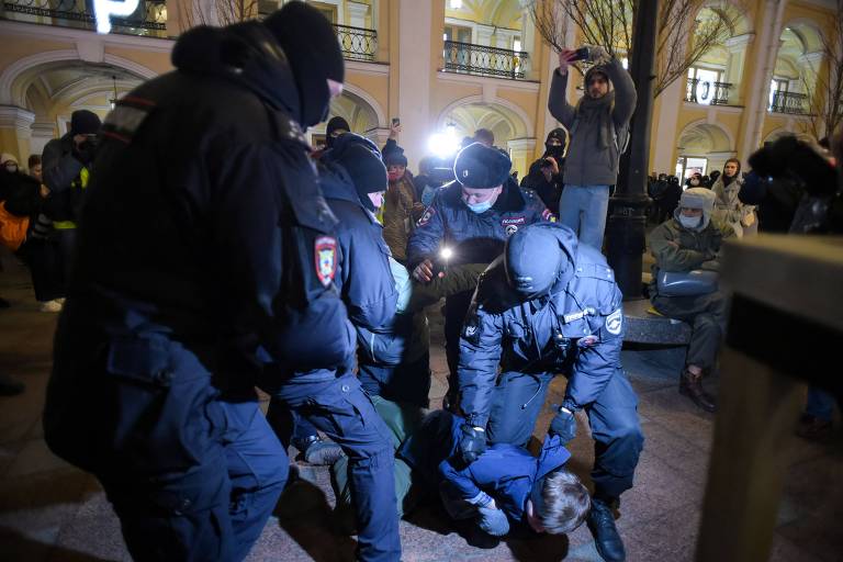 Policiais detêm manifestantes durante protesto em São Petersburgo contra a invasão da Ucrânia pela Rússia