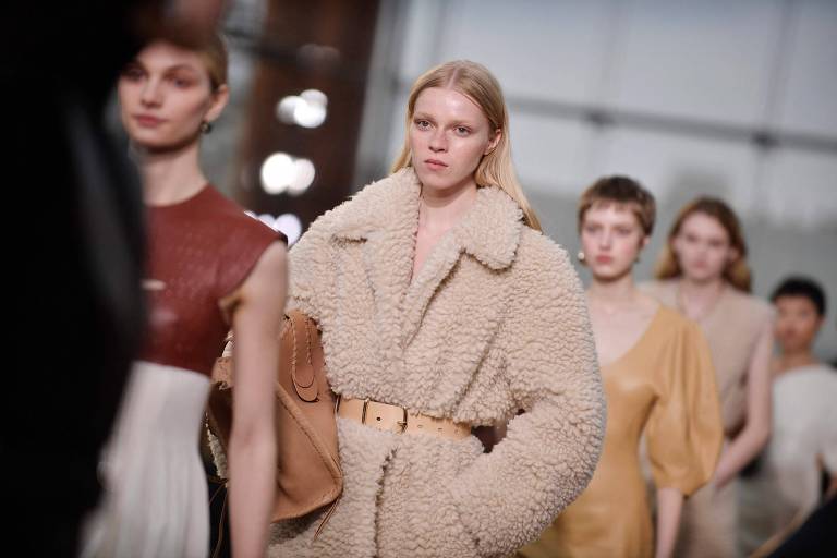 Modelos apresentam a coleção outono-inverno da Chloé na Semana de Moda de Paris