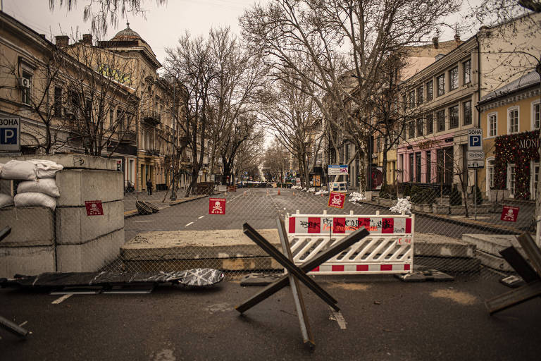 Barricadas montadas na principal avenida da cidade de Odessa, na Ucrânia