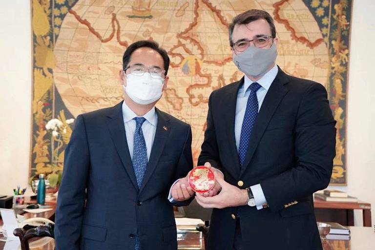 O embaixador da China no Brasil, Yang Wanming, posa com o chanceler Carlos França em foto publicada no Twitter para anunciar sua saída do posto. 