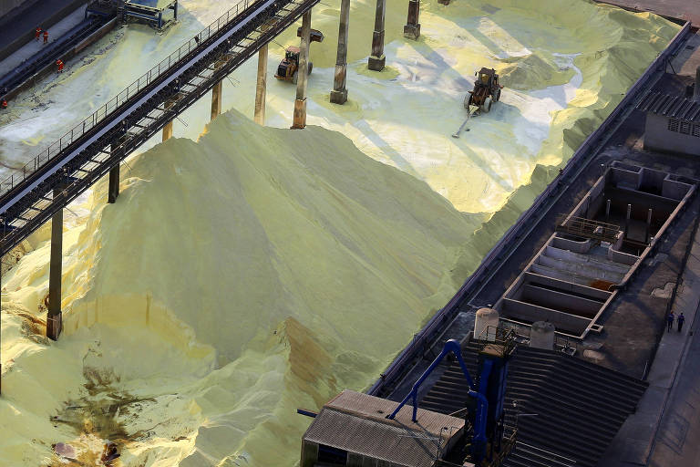 Terminal de fertilizantes no porto de Santos (SP) mostra montanha de pó amarelado