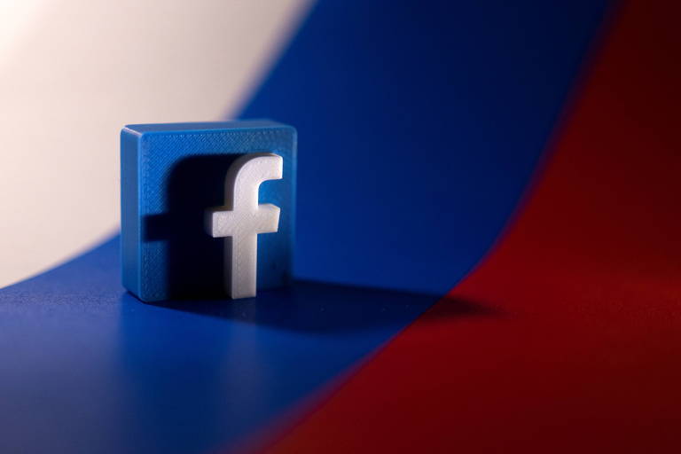 Ilustração de logo do Facebook sobre bandeira russa