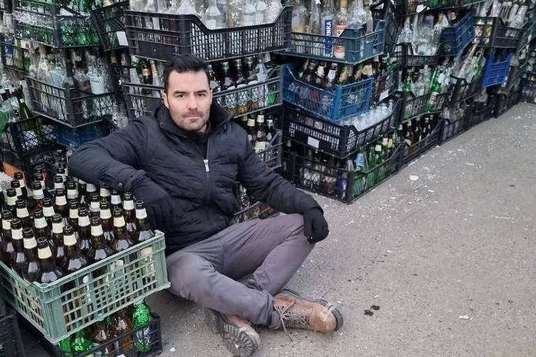 O deputado Arthur do Val ao lado de garrafas que supostamente seriam usadas em coquetéis molotov, na Ucrânia