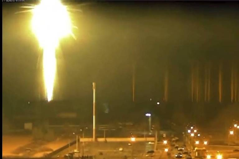 Iluminador é lançado sobre estacionamento da usina nuclear de Zaporíjia