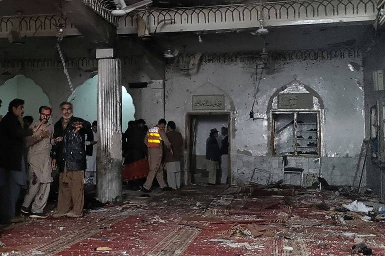 Equipe de segurança inspeciona mesquita após explosão em Peshawar, no Paquistão