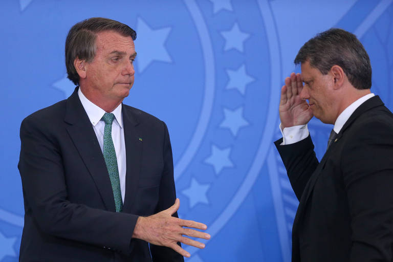 O presidente Jair Bolsonaro e o ministro Tarcísio de Freitas
