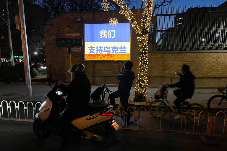Cartaz em chinês pendurado em frente à embaixada canadense em Pequim amanheceu com uma pixação em inglês dizendo 'foda-se a Otan'