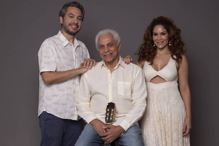 O cantor e compositor Paulinho da Viola e seus filhos João e Beatriz Rabello posam para a câmera