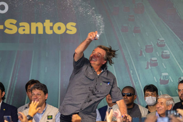 Diante do forte calor, o presidente Jair Bolsonaro joga água em direção aos convidados de evento em São José dos Campos (SP)