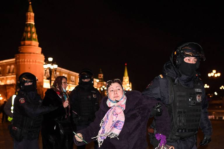 Manifestante contrária à guerra é levada pela polícia perto do Kremlin, no centro de Moscou