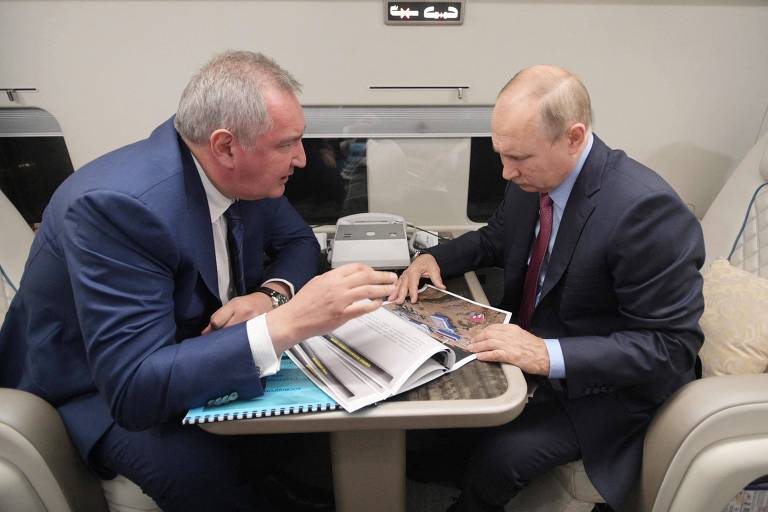 O presidente russo Vladimir Putin junto ao diretor do programa espacial russo Dmitry Rogozin