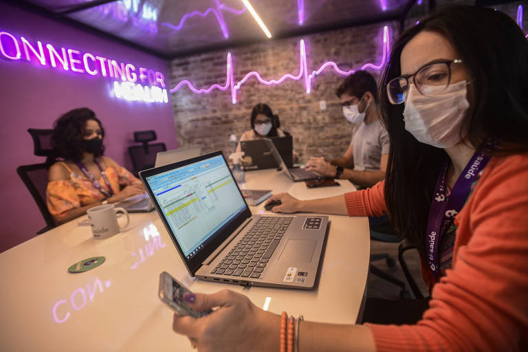 Profissionais trabalham em empresa instalada no parque tecnológico Porto Digital, no Recife