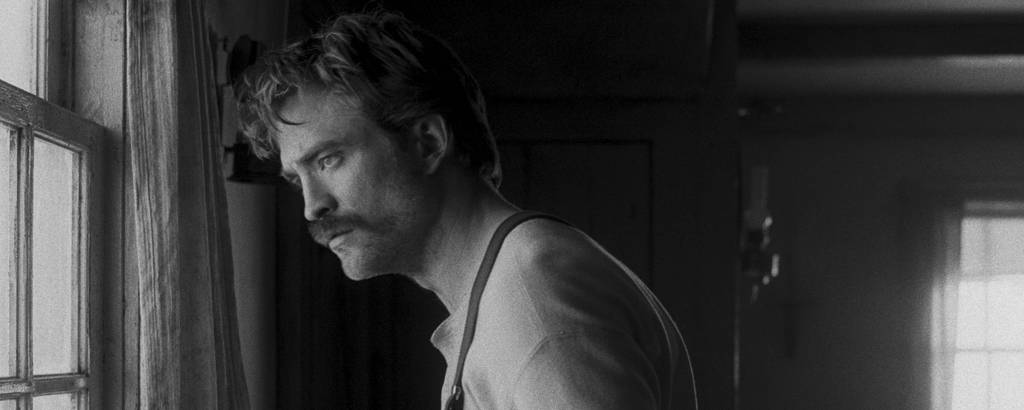 Robert Pattinson contracena com Willem Dafoe em 'O Farol', terror em preto e branco
