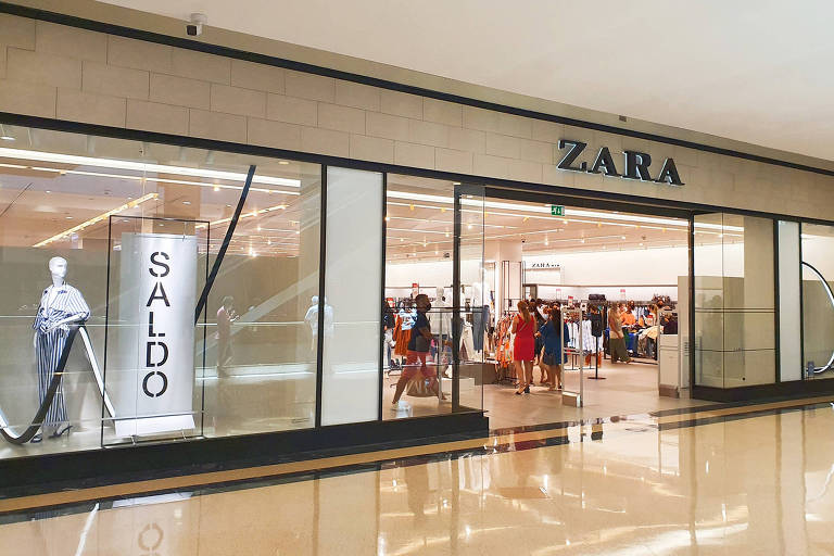 fachada de loja de roupas em que se lê Zara, em preto