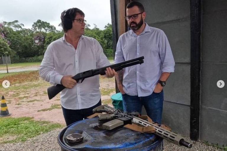 Mario Frias e o vereador Paulo Chuchu durante sessão de tiros em São Bernardo do Campo
