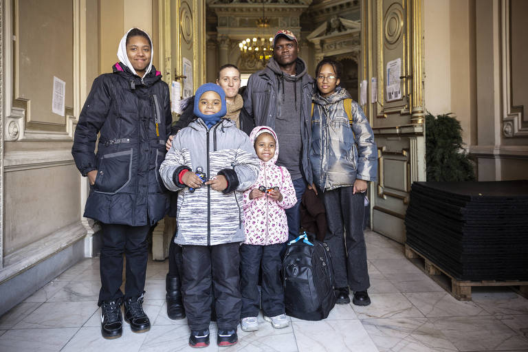Austin B. e sua família na estação de trem em Budapeste 
