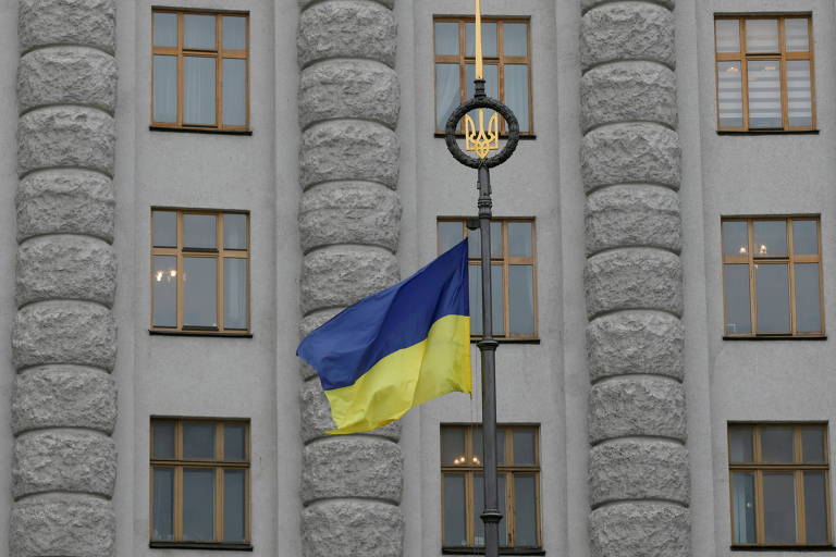 Bandeira da Ucrânia em frente ao prédio do governo, na região central de Kiev