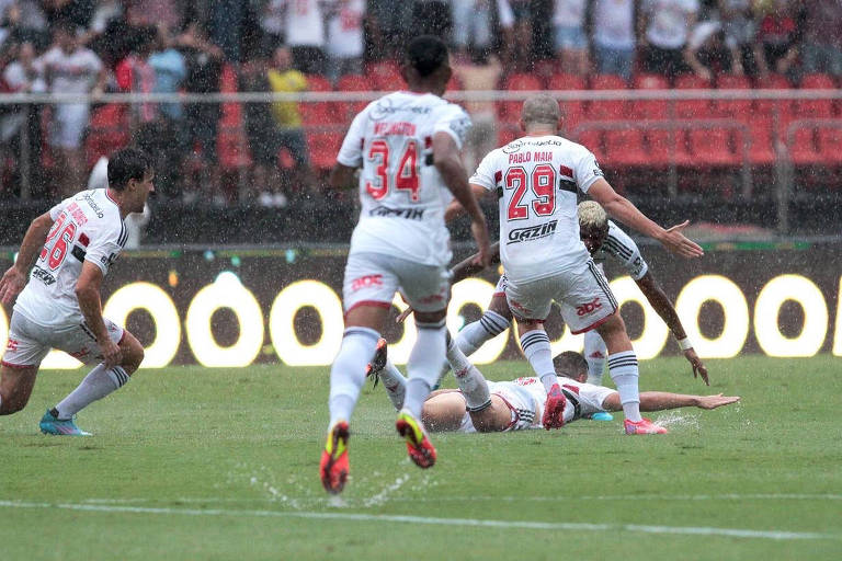 Jogadores do São Paulo comemoram o gol de Calleri diante do Corinthians