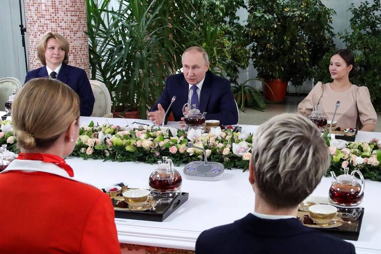 O presidente Vladimir Putin conversa com funcionárias da estatal aérea russa Aeroflot, em Moscou