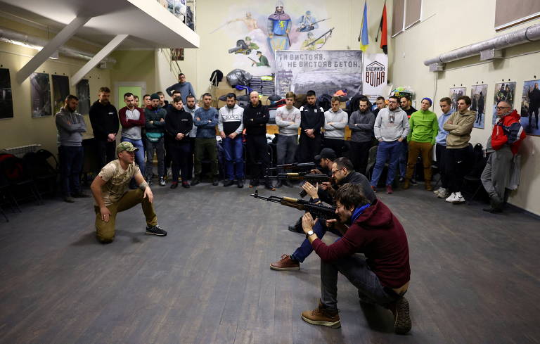 Fuga e treinamento de civis no 11º dia da guerra da Ucrânia; veja fotos do conflito