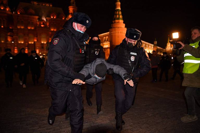 Manifestante é detido pela polícia russa em protesto contra a guerra na Ucrânia, em Moscou