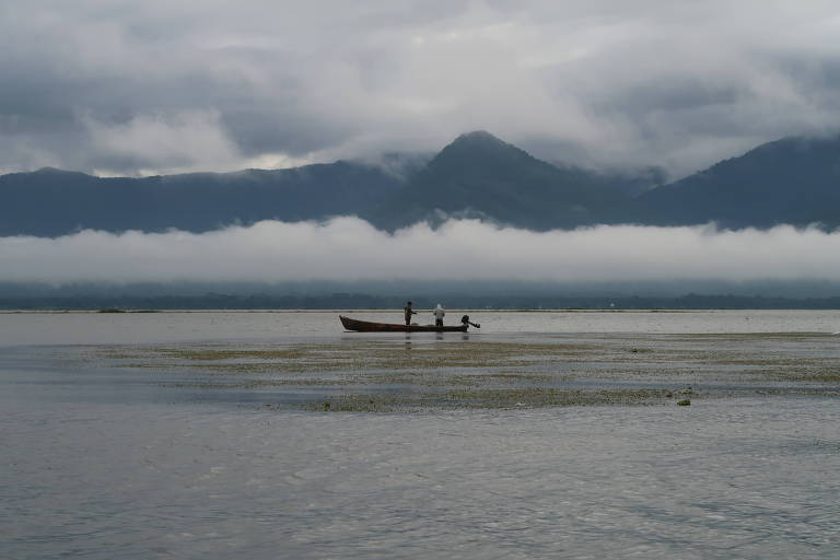 Pescadores no Lago Izabal, na Guatemala, atingido por sedimentos das zonas de exploração de uma mina de níquel
