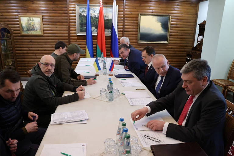Delegações ucraniana (esq.) e russa durante as negociações de quinta (3) em Brest (Belarus)
