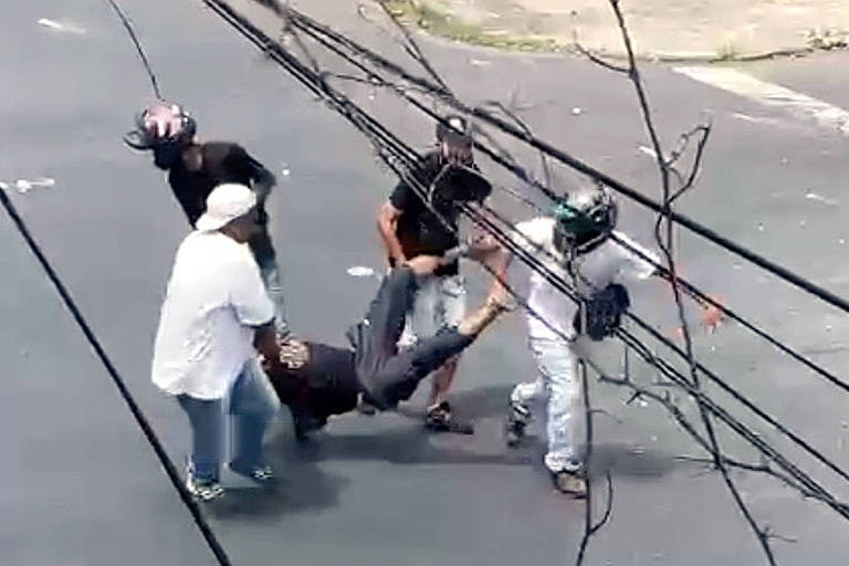 Vídeo gravado por vizinhos mostra homens carregando um dos feridos