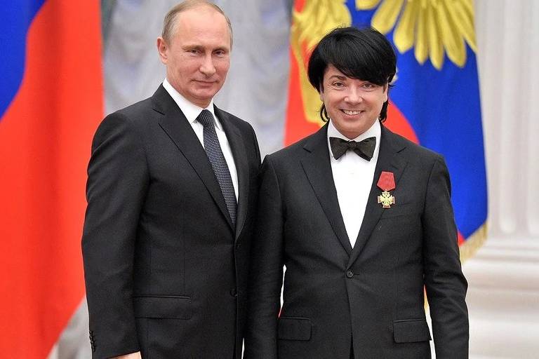 O presidente da Rússia Vladimir Putin e o estilista Valentin Yudashkin