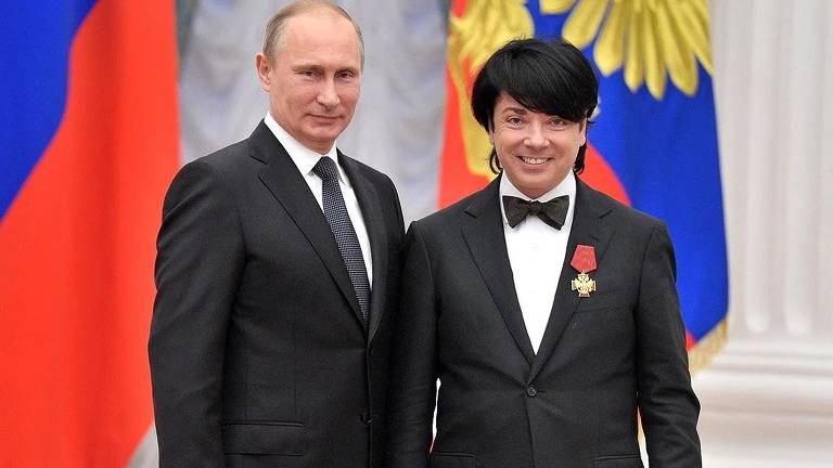 O presidente da Rússia Vladimir Putin e o estilista Valentin Yudashkin