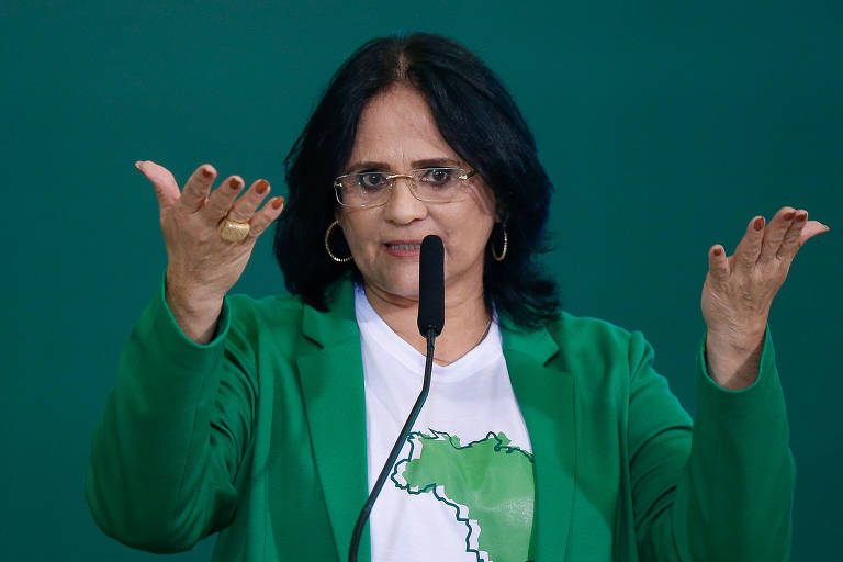 A ministra Damares Alves (Mulher, Família e Direitos Humanos), com as mãos para cima
