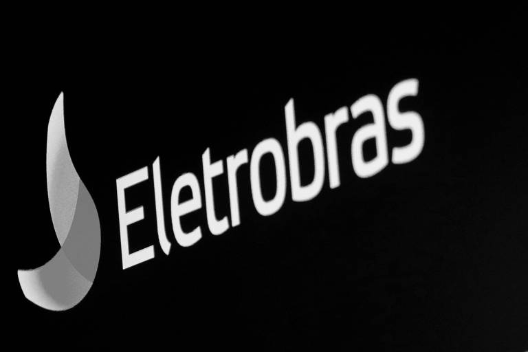 Imagem mostra logo da Eletrobras em painel preto.