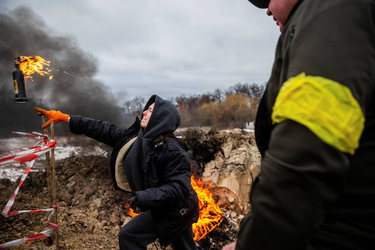 Civil treina lançamento de coquetel molotov em Jitomir, na Ucrânia