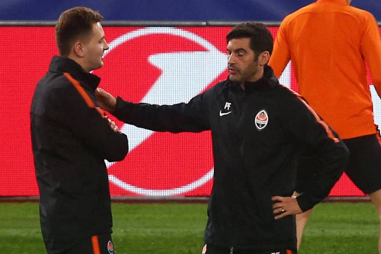 Paulo Fonseca coloca a mão no ombro de um auxiliar em treino do Shakhtar Donetsk no Estádio Olímpico de Roma, em 2018