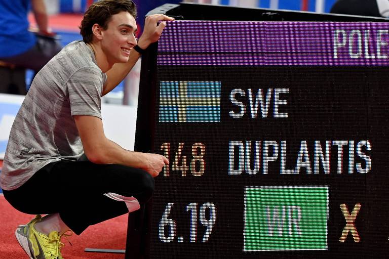 Duplantis ao lado do monitor que mostra a marca de 6,19 m, novo recorde mundial