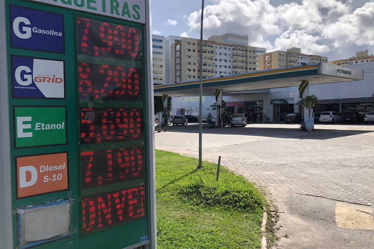 Placa com preços de combustíveis em posto de gasolina