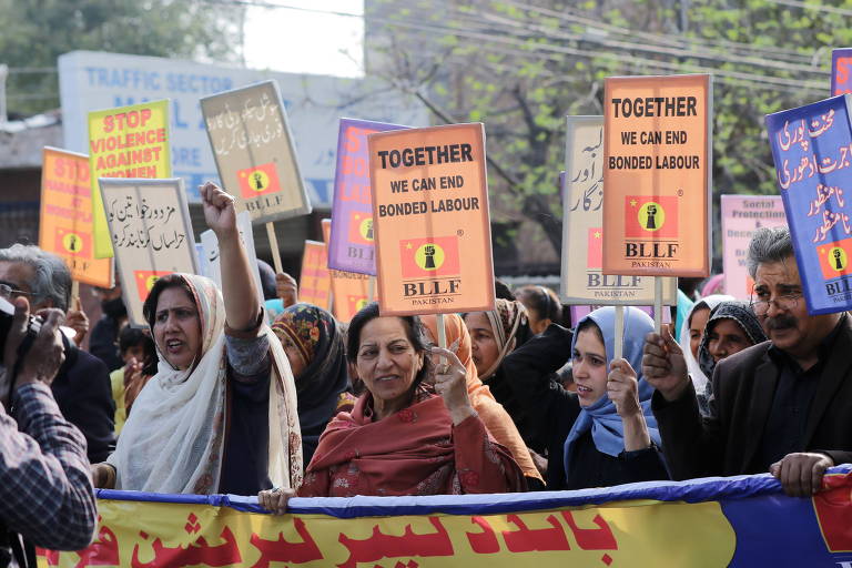  Mulheres paquistanesas protestam contra a violência em ambientes de trabalho, em Lahore, no Paquistão