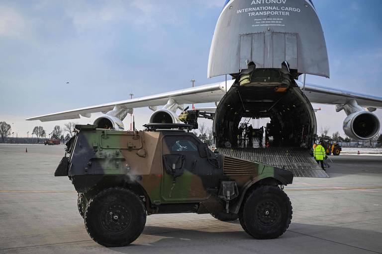 Equiamento militar sendo carregado no avião Antonov 124 