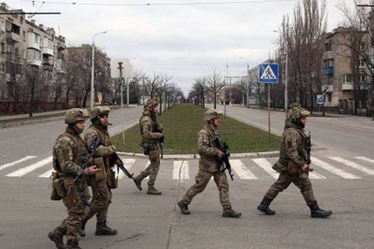 Forças militares ucranianas caminham na pequena cidade de Severodonetsk, onde Patil vive