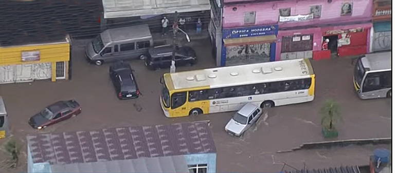 Carro se choca em ônibus devido à chuva que castigou Ferraz de Vasconcelos, na zona leste da Grande São Paulo, nesta segunda-feira (7)