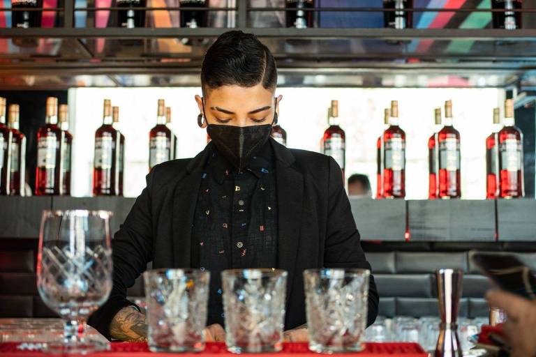 Ana Gumieri é a responsável pelas coqueteleiras do Gran Bar Bernacca, no Itaim Bibi