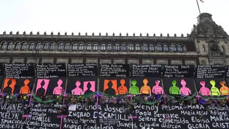 Grupos de mulheres no México transformaram grades em memorial improvisado para vítimas de feminicídio