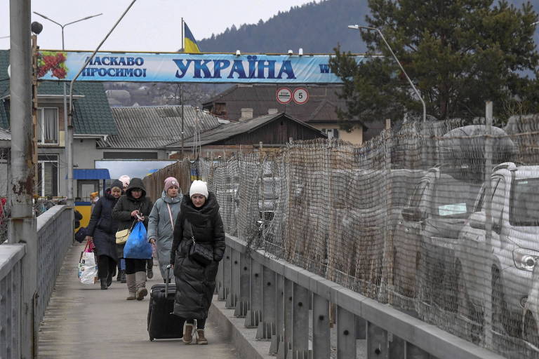 Refugiados ucranianos atravessam a fronteira do país com a Moldova